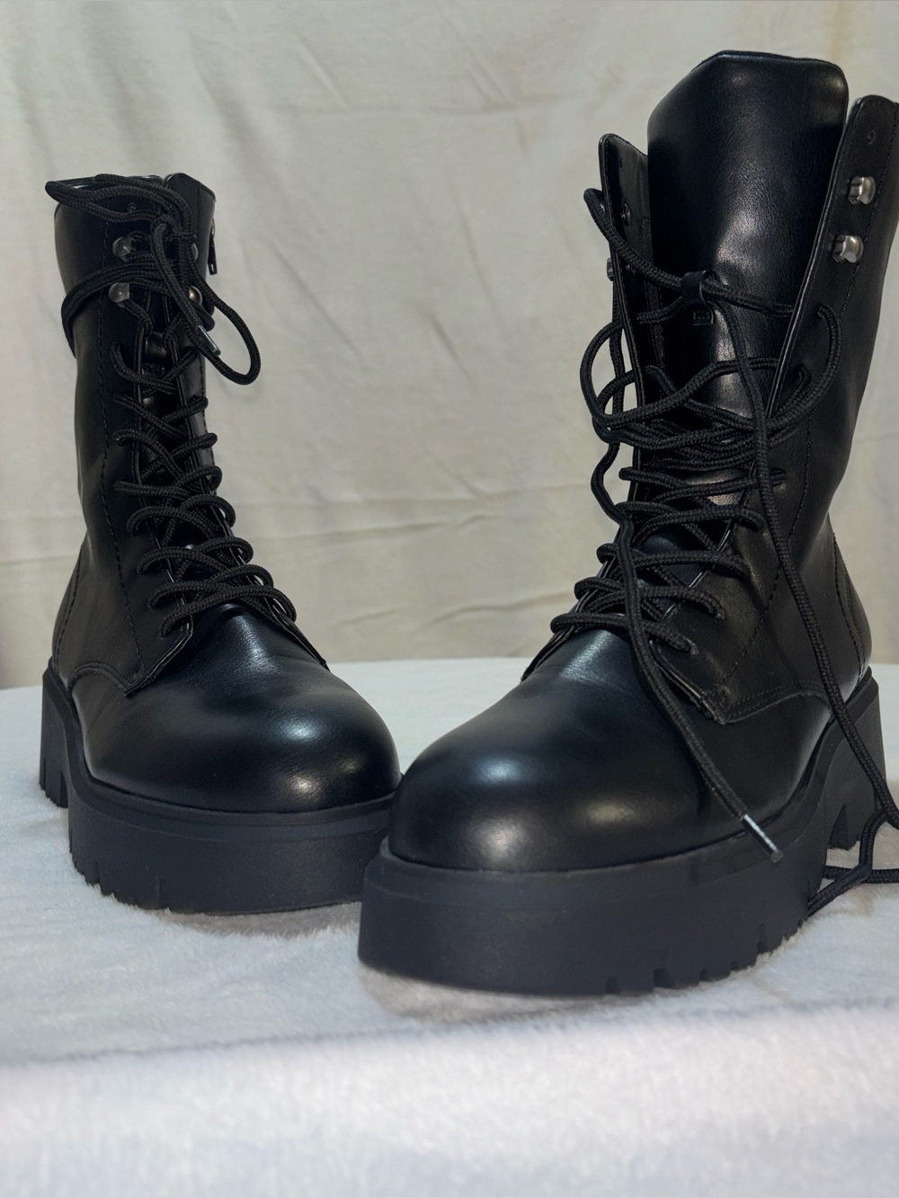 Madden Girl Mare Black Platform Combat Boots Size 9 – Worn Once! 🖤✨